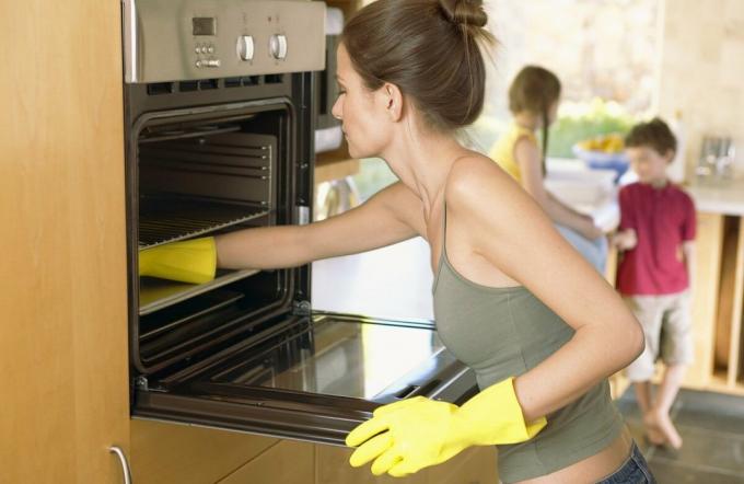 Cara mencuci oven secara ekonomi?