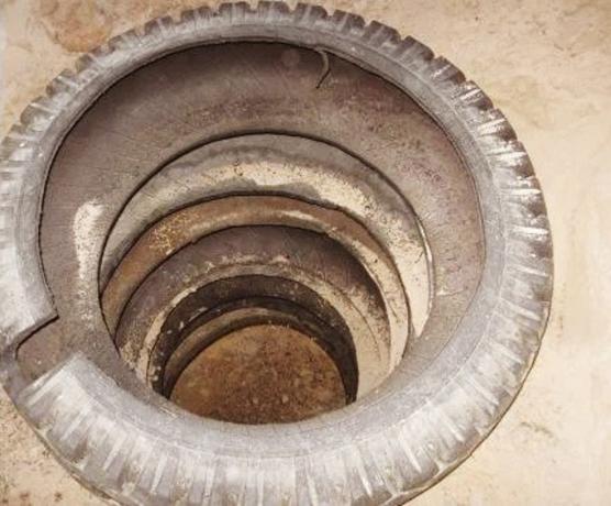 Sebuah lubang kecil untuk drainase ban