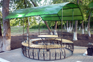 Gazebo besi tempa untuk taman