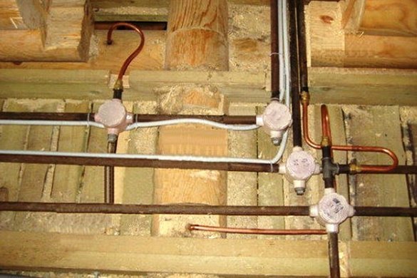  pipa baja untuk jaringan kabel di rumah kayu tentu beralasan.