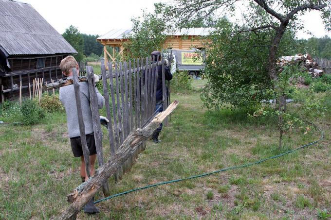 Kami dibongkar pagar kayu tua.