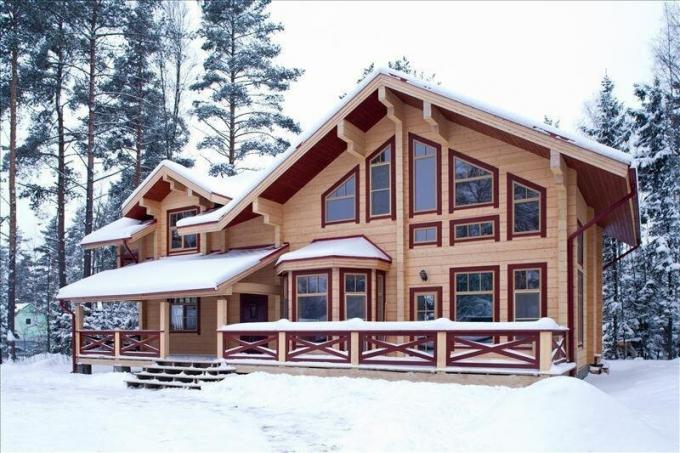 House of laminated veneer lumber di wilayah Leningrad. musim dingin tahun ini senang dengan jumlah berlebihan salju.