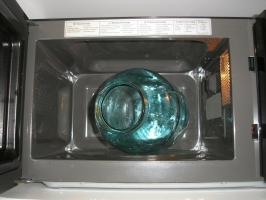 Mensterilkan botol untuk kosong di microwave: handal dan cepat