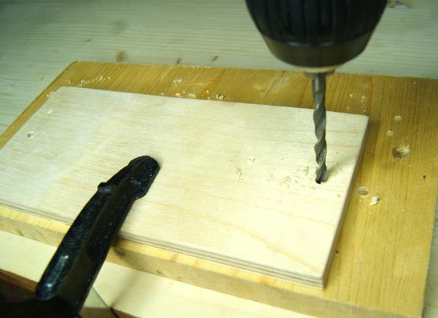 lubang dibor di kayu lapis, berangkat dari tepi 11-12 mm
