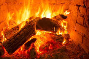 Wood Burning Fireplace: bagaimana membangun dan adalah layak permainan lilin?