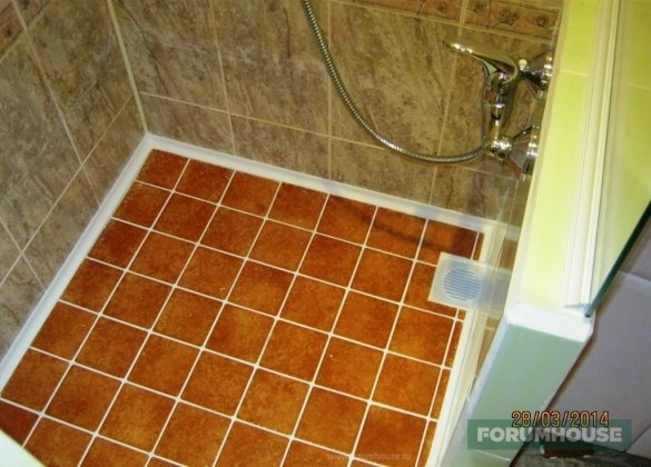Kemiringan lantai kamar mandi kios untuk aliran air yang lebih baik dipertahankan di kisaran 0,5-1 cm per meter.