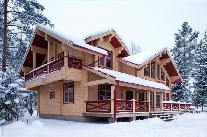 House of laminated veneer lumber hangat, kuat dan dapat diandalkan. Secara lahiriah, rumah ini terlihat sangat rapi.