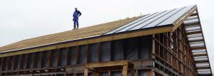 Pemasangan atap jahitan: pengaturan pie atap dan pemasangan berdiri panel jahitan