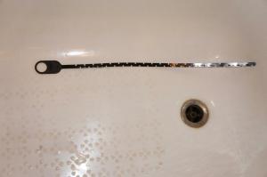Solusi cerdik dari menyumbat di wastafel kamar mandi: menyingkirkan rambut, minyak dan puing-puing
