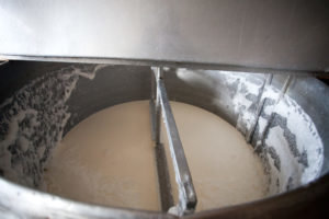 Secara bertahap tambahkan susu susu fermentasi whey. Setelah pencampuran isi mengentalkan. 