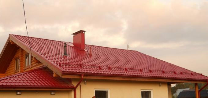 Sebuah atap dengan atap - logam dalam bentuk selesai. Gambar dengan layanan Yandeks.Kartinki.