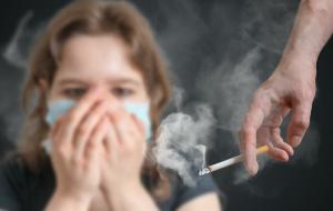 Bagaimana menyingkirkan bau asap tembakau?